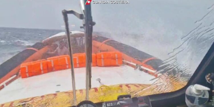 Continuano ricerche per trovare indizi su naufragio barca