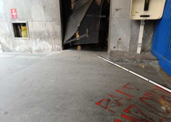 Divelta una grata dell'ingresso del centro di produzione