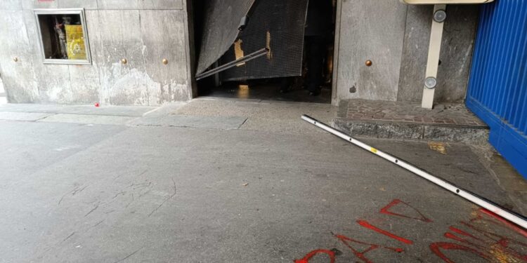 Divelta una grata dell'ingresso del centro di produzione