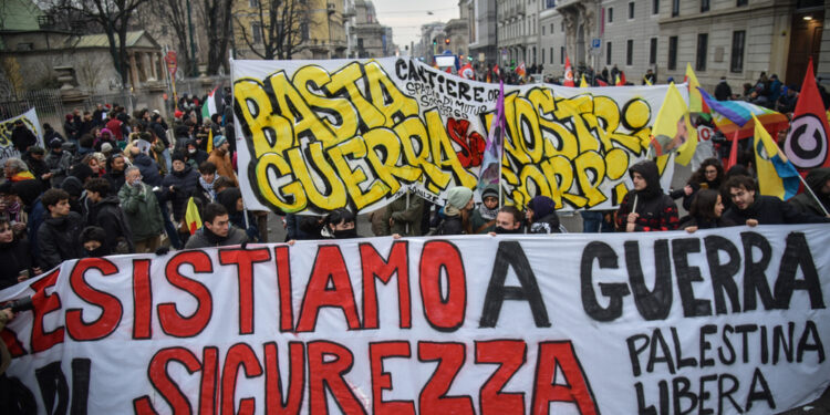 Fumogeni davanti all'anagrafe di via Larga