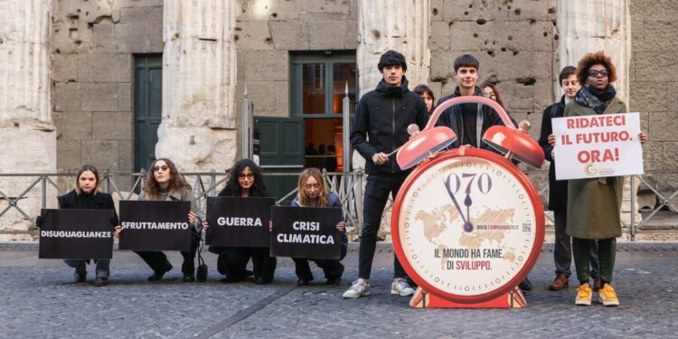 Flash mob a Roma in piazza di Pietra della Generazione Z