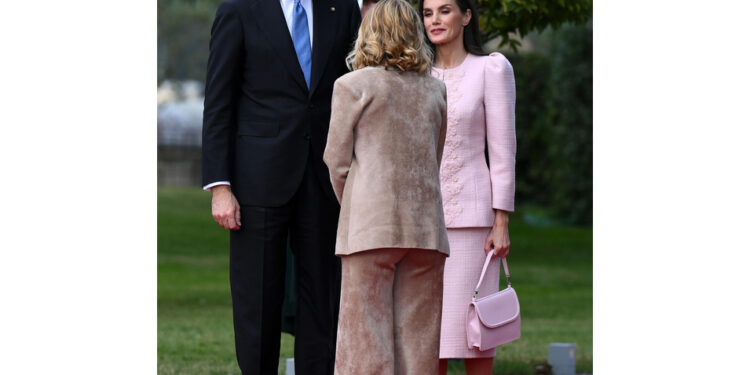 Re Felipe e la regina Letizia prima al Senato e poi alla Camera