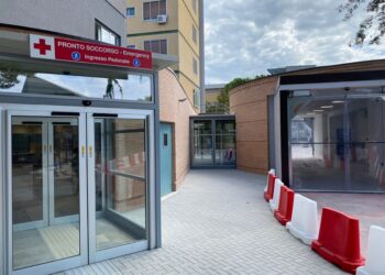 Sanitari si prodigano in manovre rianimatorie. Ora è in ospedale