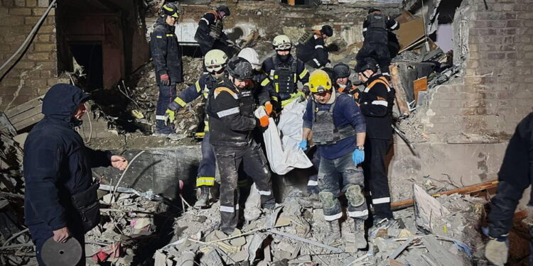 Edificio in fiamme dopo l'attacco