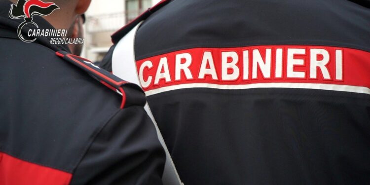Uomo accusato di atti violenti sulla moglie e sulla figlia