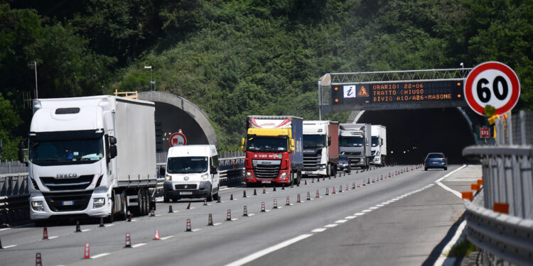 Nel Savonese tra Pietra e Finale Ligure in direzione Genova