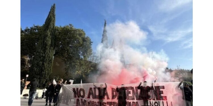 La protesta contro l'ipotesi di Falconara Marittima