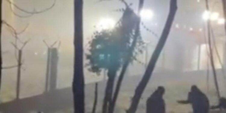 Lanciati sassi e razzi contro polizia