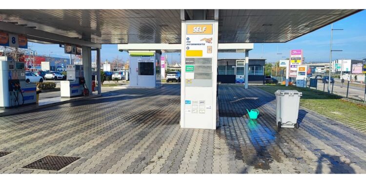 Tre banditi con pistola in azione a distributore di carburanti