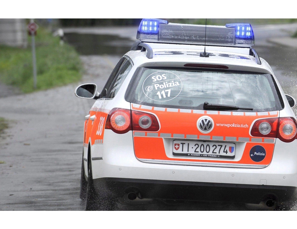 Ripreso da autovelox in Svizzera, italiano scende e lo distrugge