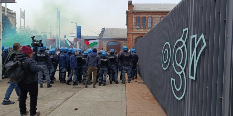 I manifestanti davanti alla sede del Politecnico