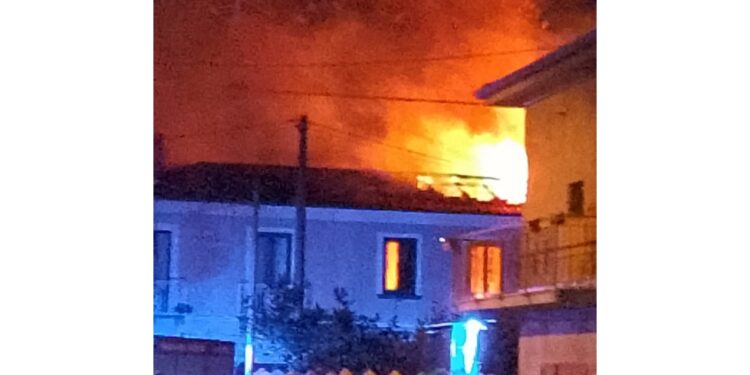 Si è lanciato tra le fiamme ed ha portato la donna fuori