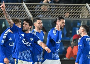 L'esultanza dei lariani dopo la rete del 2-0 di Patrick Cutrone (foto Roberto Colombo)