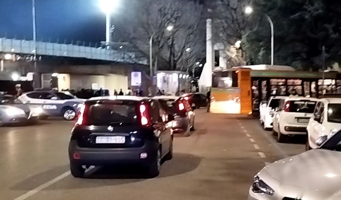 Invasione di campo e accendino lanciato contro il bus della squadra, due Daspo dopo Como-Roma