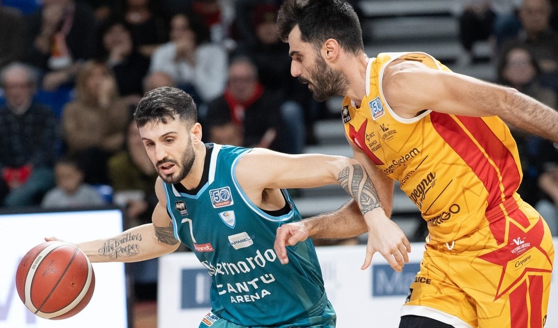 Pesante sconfitta di Cantù a Pesaro. Brienza: “Troppo brutti”