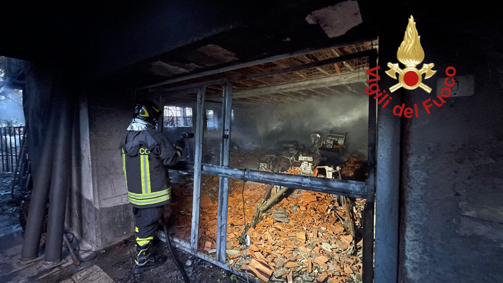 Allarme incendio a Dongo, distrutto un box sotto un appartamento