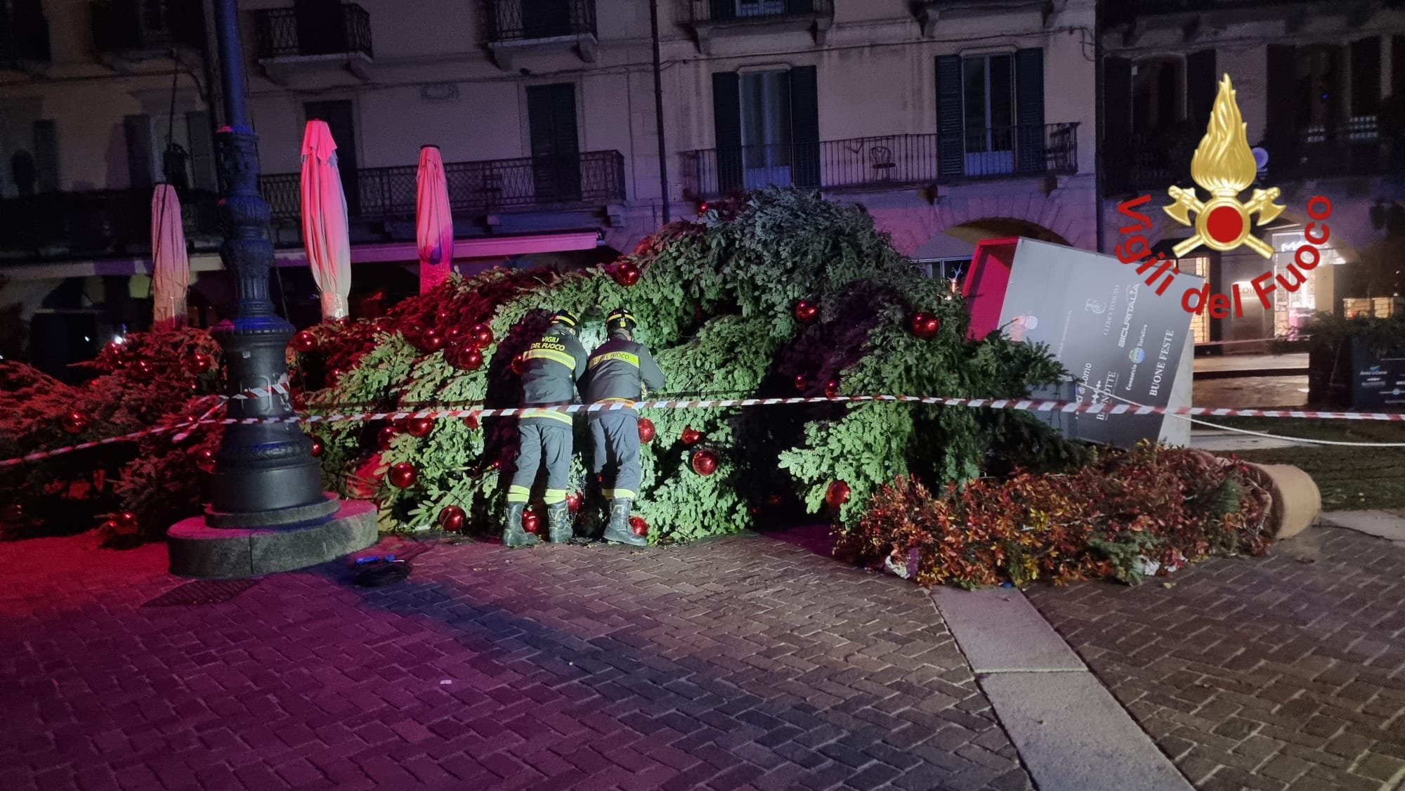 Forti raffiche di vento, a terra l’albero di Natale di piazza Duomo e le lanterne del lungolago