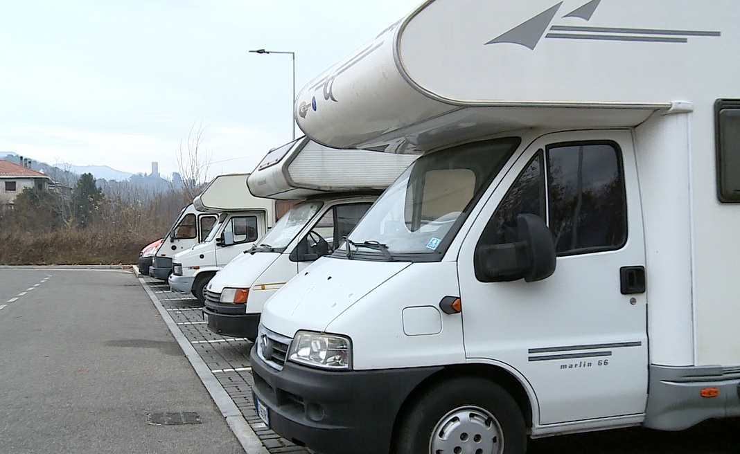 Camper in sosta nei parcheggi e tra le vie della città, il sindaco: “Mi fanno venire l’orticaria”
