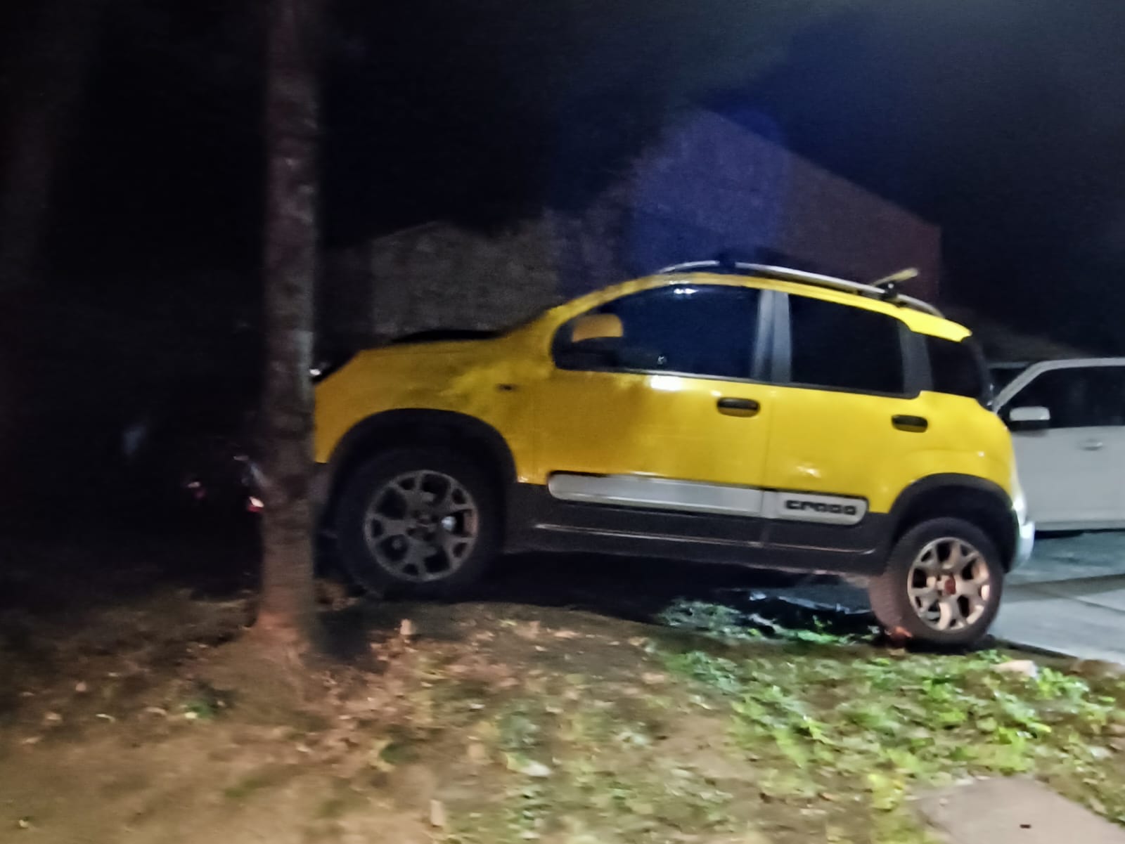 Como, sosta selvaggia e poca sicurezza in viale Geno. Esposto in Comune e in Procura: “Chiudere la strada”