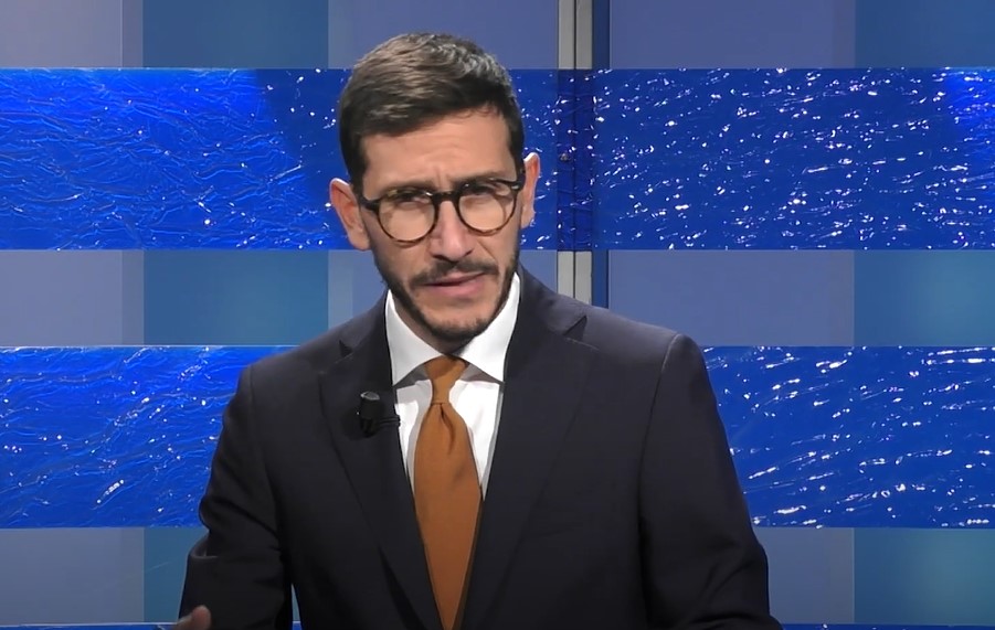 Scritte no vax sulla sede di Etv. Avanti tutta: con la scienza, contro i cialtroni. Sempre.