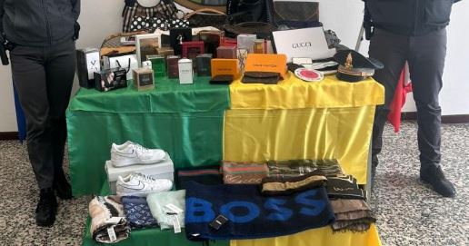 La contraffazione viaggia sul web, vetrina online e consegna di persona di borse e abiti tarocchi: 37enne denunciata