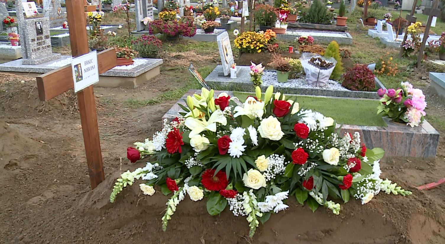 I funerali di Nirvana, prima di morire stringeva una croce con scritto: “Salvatemi”