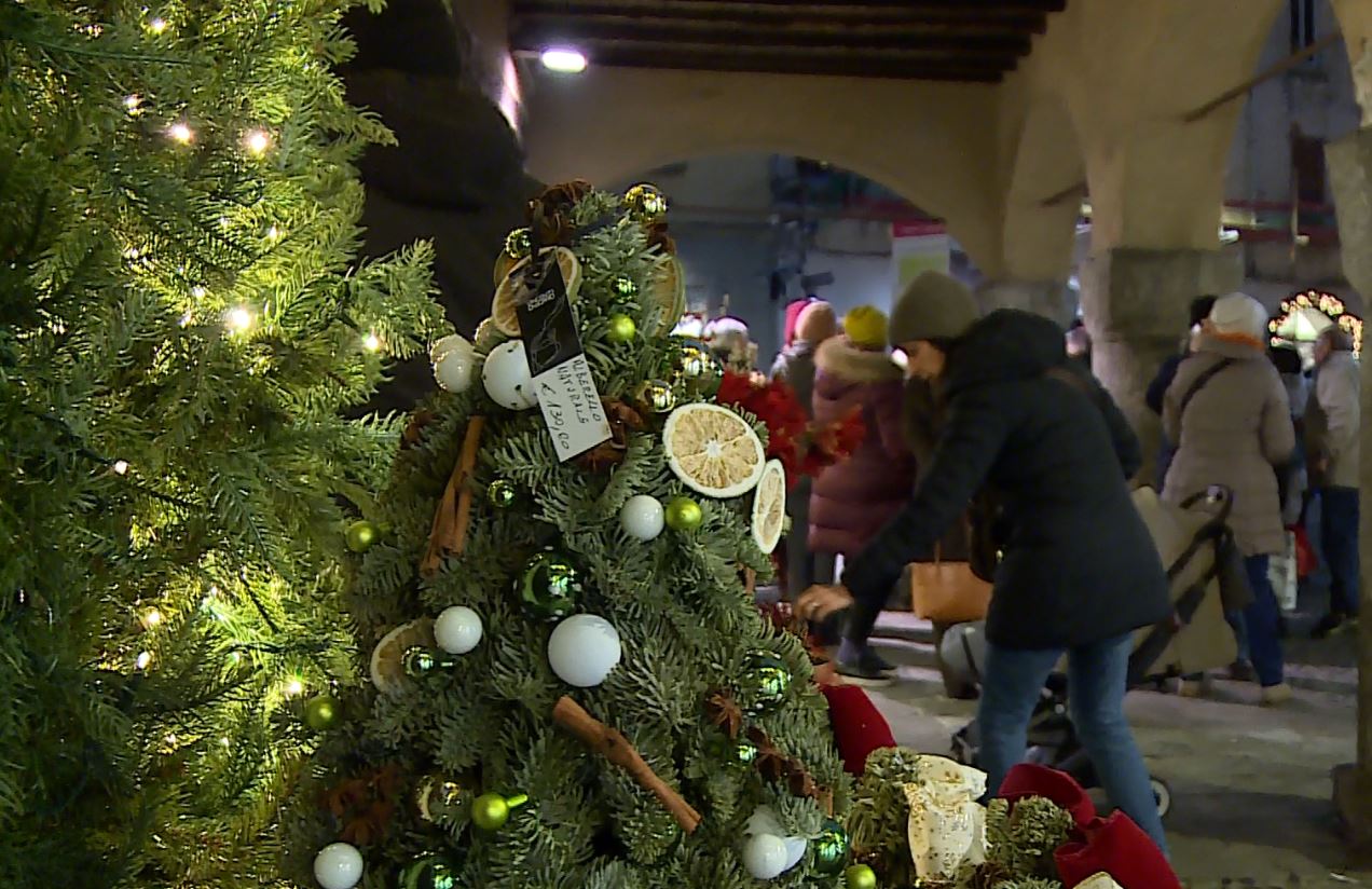 Weekend dell’Immacolata a Como, shopping ed eventi di Natale: parcheggi completi e città piena