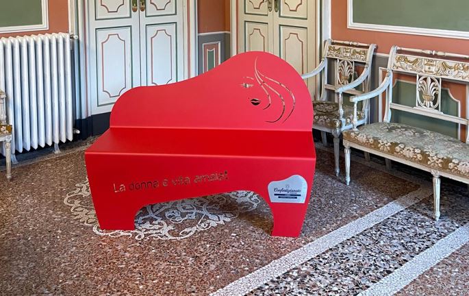 Panchina rossa a Villa Saporiti: formazione e lavoro come strumenti di indipendenza delle donne