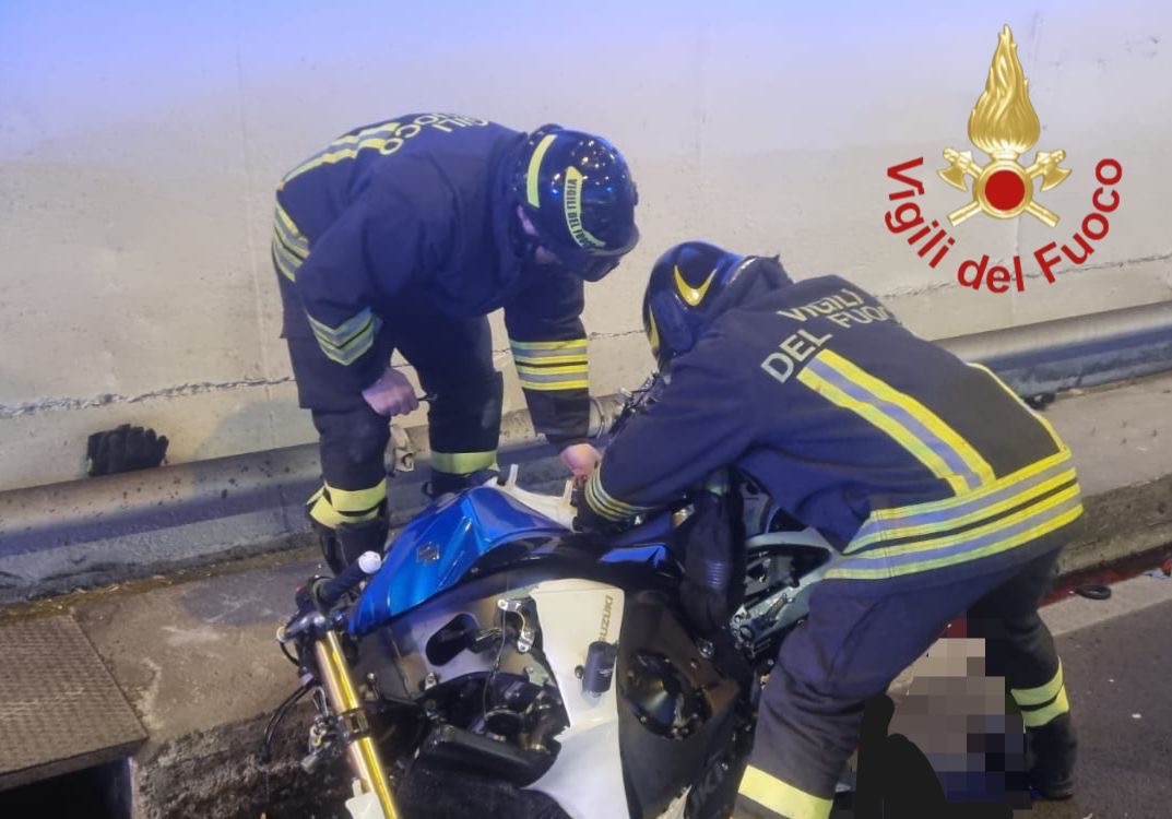 Incidente in galleria a Brienno, muore motociclista 52enne