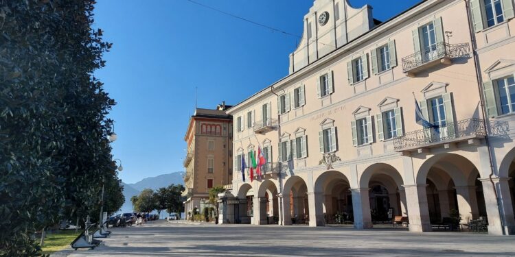 In centinaia alle funzioni funebri
