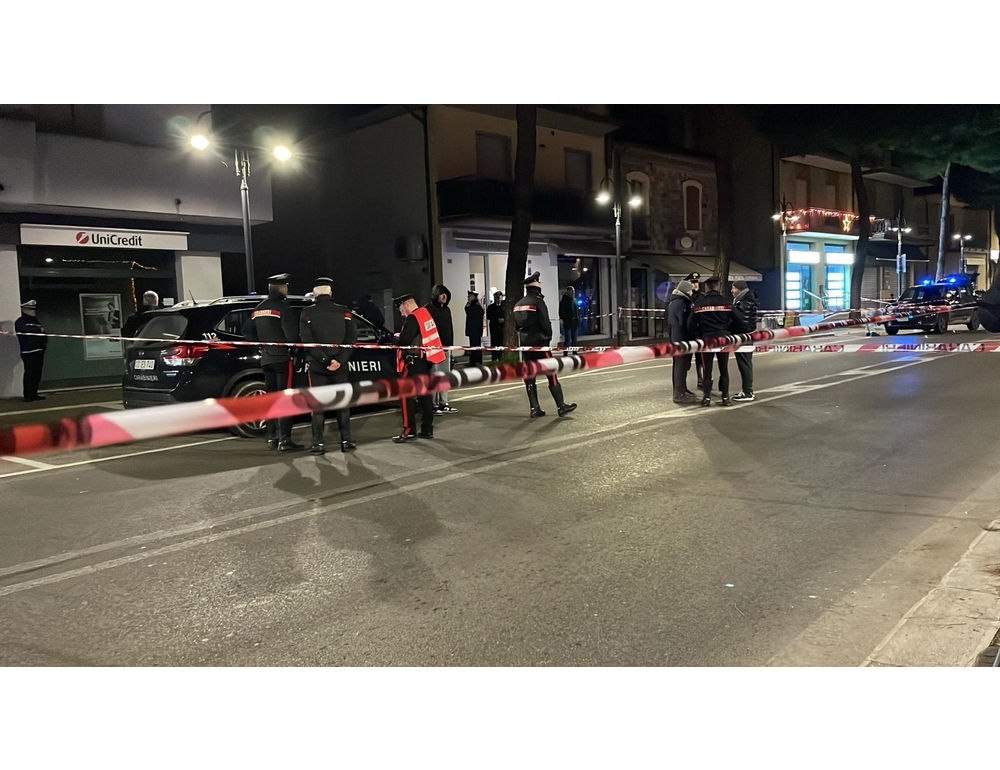 Accoltella 4 persone e si avventa contro i Carabinieri, ucciso