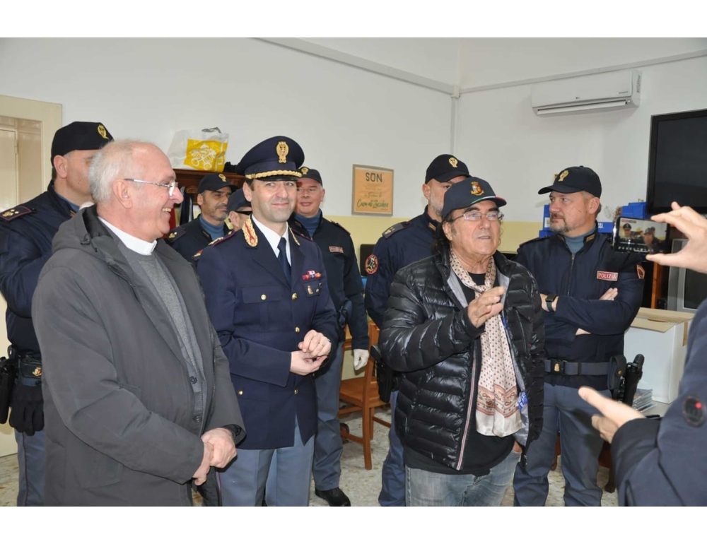 Al Bano con poliziotti cucina e dona pacchi ai bisognosi