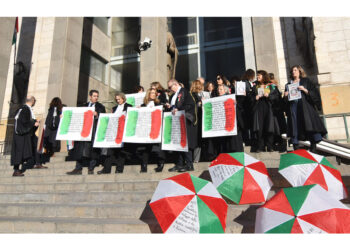 Magistrati in toga protestano contro separazione delle carriere