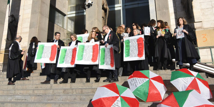 Magistrati in toga protestano contro separazione delle carriere