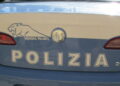 Vigilante si ferma per controllare gomme