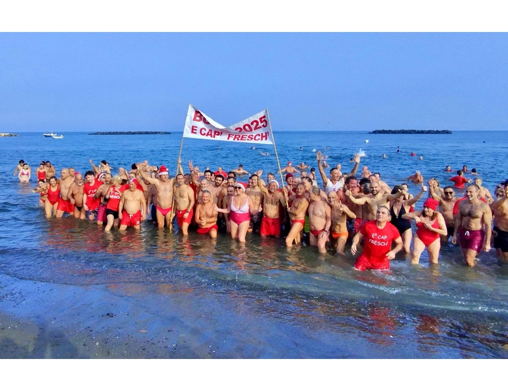 In centinaia ad Ischia per il primo tuffo in mare del 2025