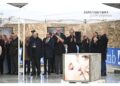 'Lavoratori mangiano in reparto con il cestino del pranzo'
