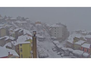 Auto bloccate dalla neve. In azione spazzaneve e spargisale
