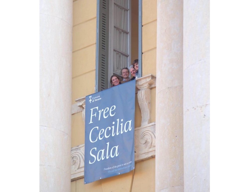 Striscione per Cecilia Sala sul municipio di Verona