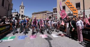 Tappa del Giro Cantù-Piani di Bobbio, partenza all’interno della nuova arena