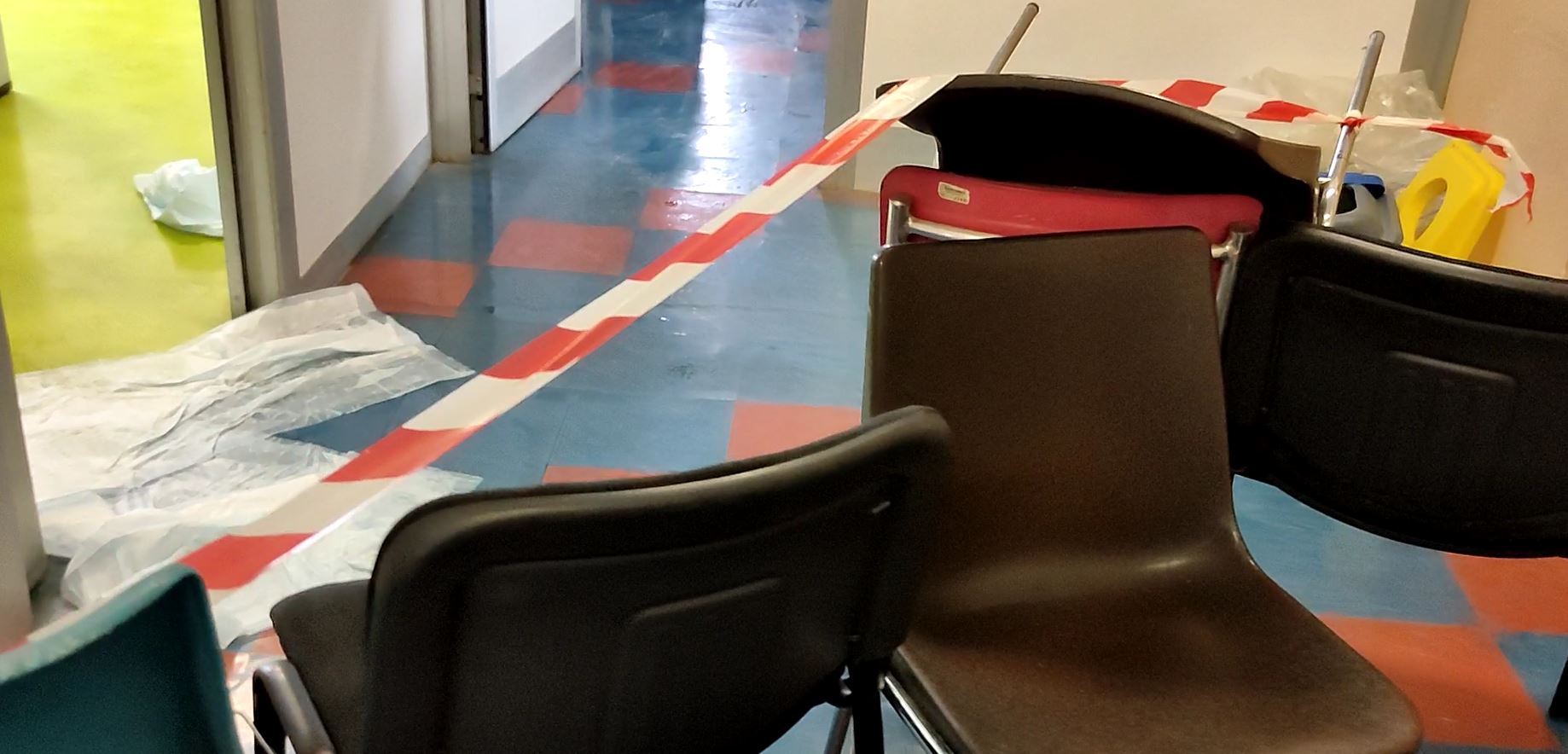 Casa di Comunità di Lomazzo, scoppia una tubatura e piove dal soffitto. Primo piano allagato