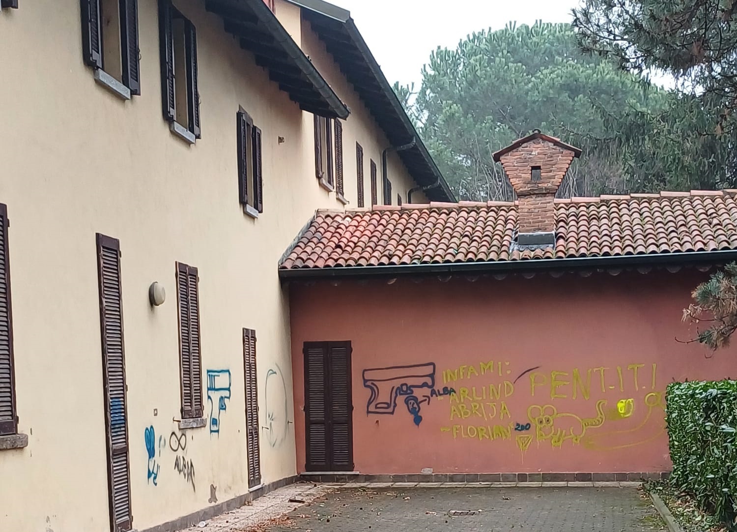 Vandali in azione ad Albate: imbrattata Cascina Masse’