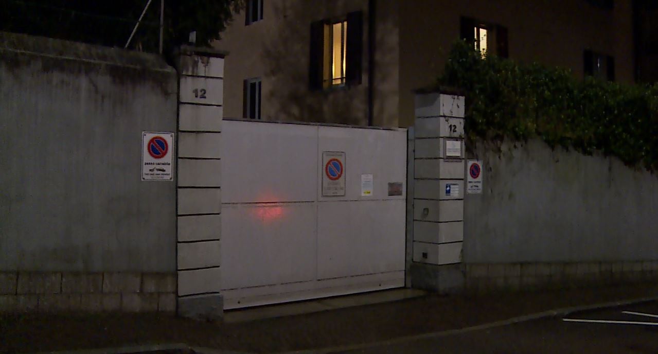 Como, accoltellato fuori dalla mensa di via Guanella. Indagini dei carabinieri per rintracciare l’aggressore