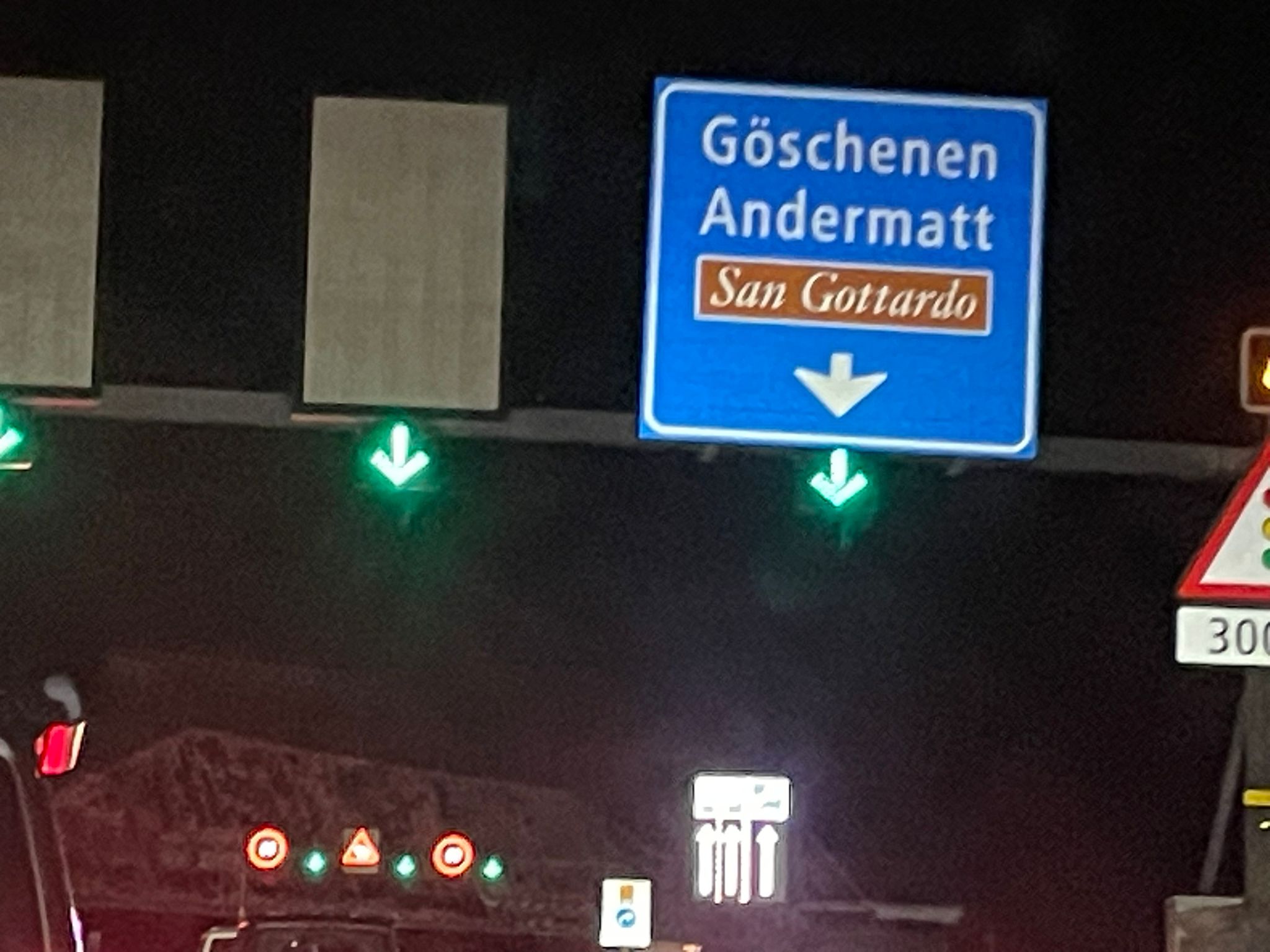 Incollati all’asfalto davanti alla galleria del Gottardo: multe salate per gli attivisti climatici di Act Now