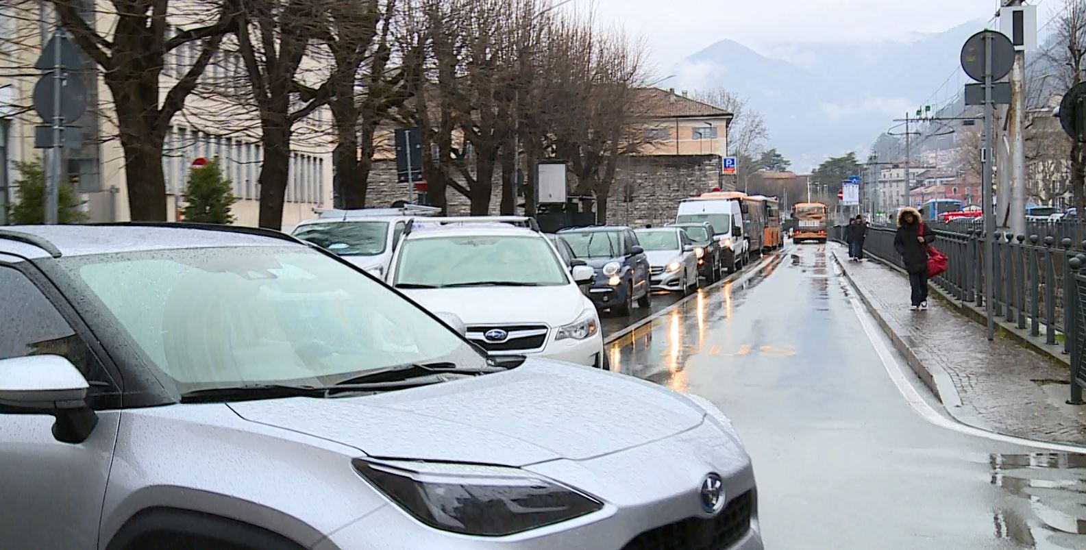 Como tagliata in due dai passaggi a livello. Disagi e code, i cittadini rilanciano: “Fermare i treni a Borghi”