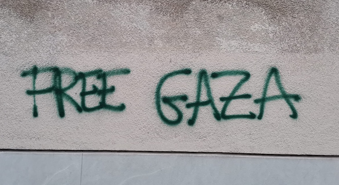 Como, blitz dei vandali in Comune e nel centro storico