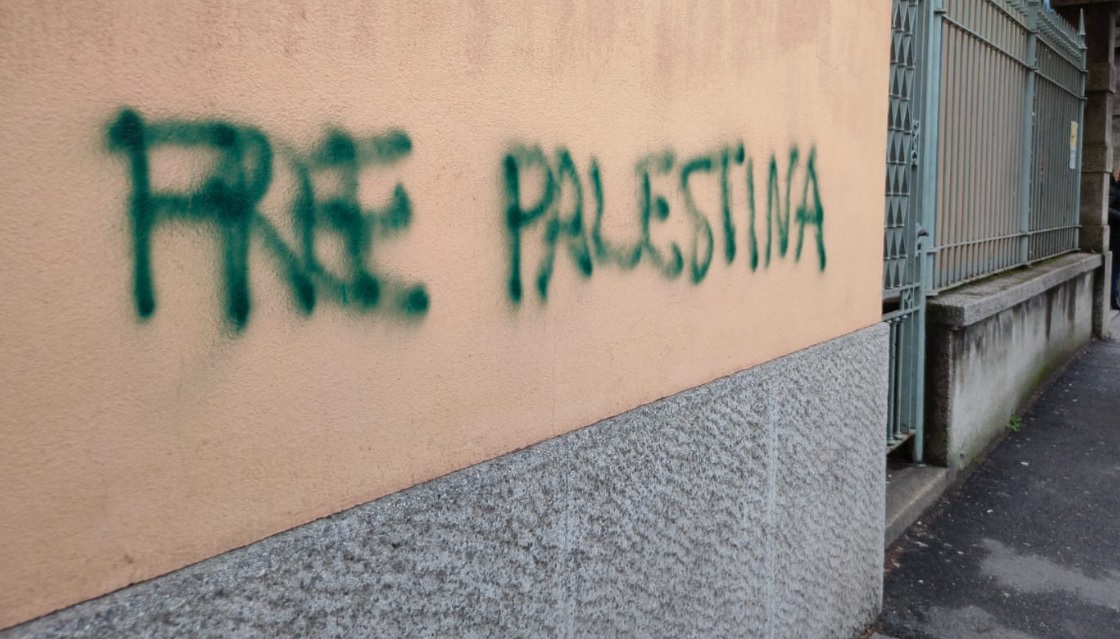 Ospedale Valduce e piscina di Muggiò, vandali ancora in azione. Nuovo blitz: comparse minacce e scritte pro Palestina