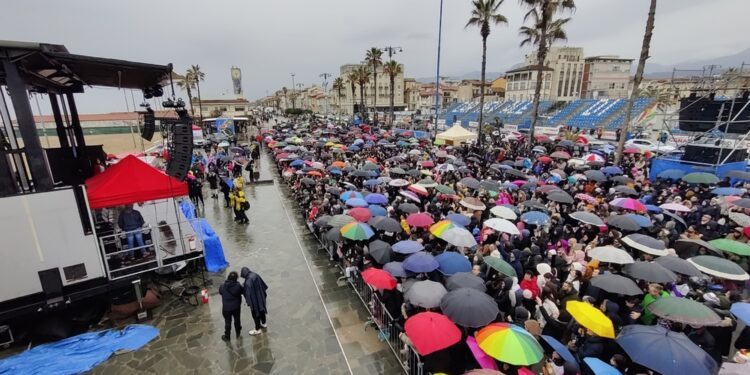 Tanta gente per il concerto e l'alzabandiera della Burlamacca