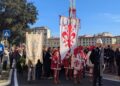 Cerimonia silenziosa e un lungo applauso ad un anno da tragedia