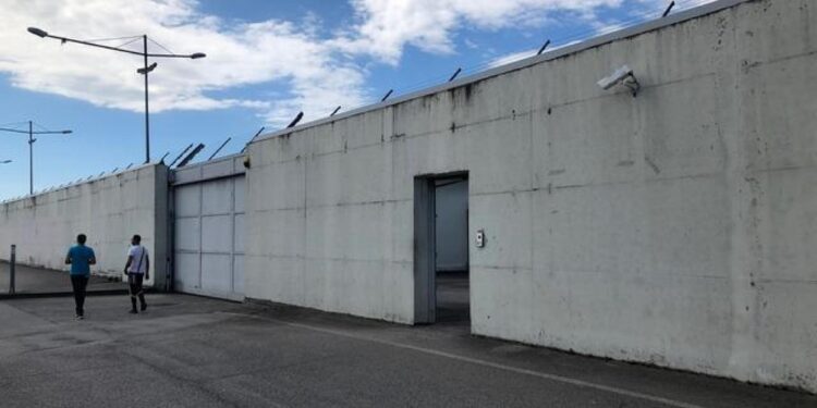 Negli scontri erano rimasti feriti alcuni agenti di Polizia